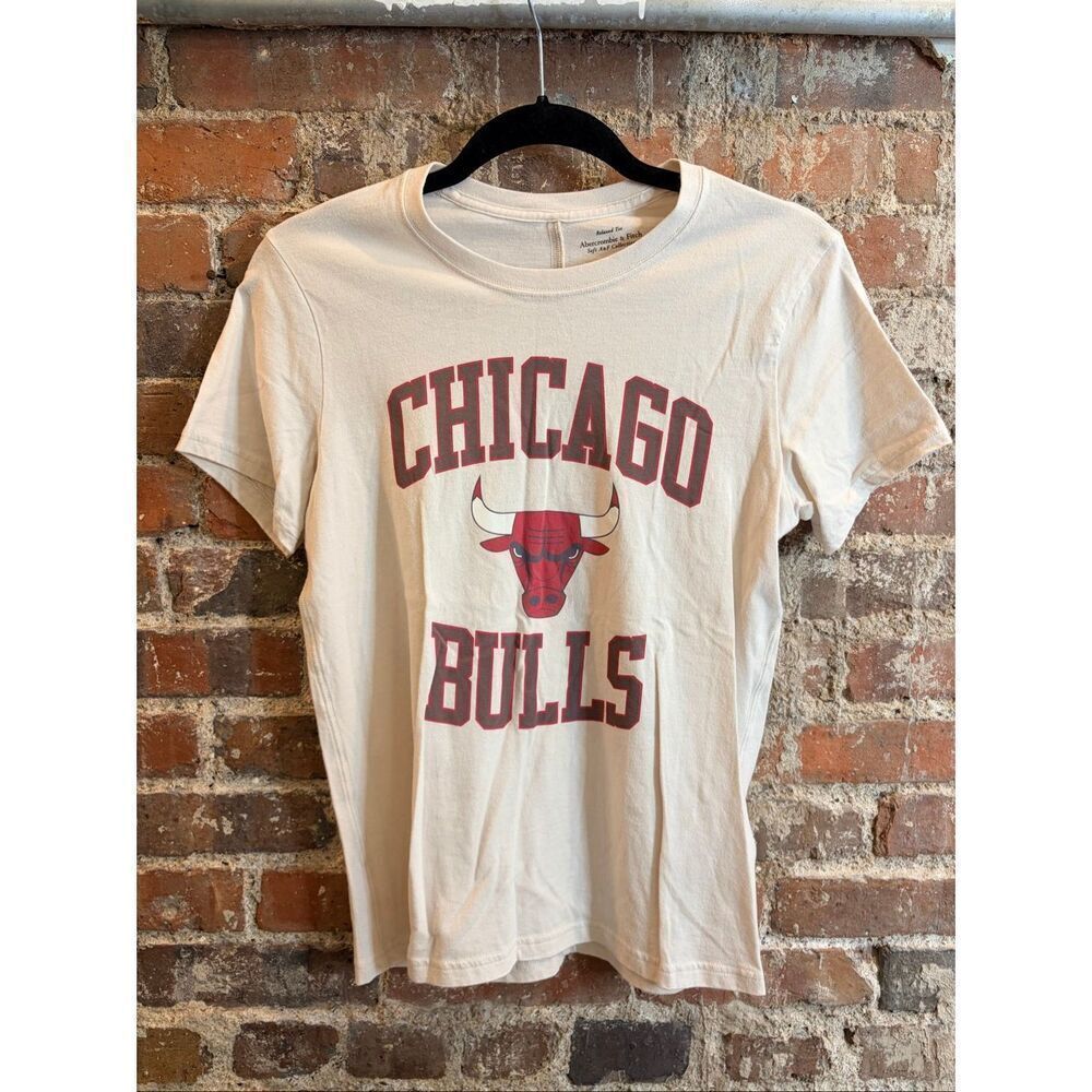 ABERCROMBIE & FITCH • CHICAGO BULLS • Cream Relaxed Fit Soft Tshirt • Womens Siz